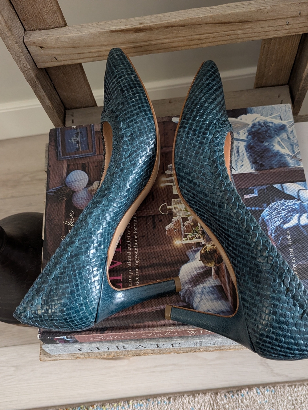 Italian Snake-Embossed Pointed Toe Leather Pumps - Picture 6 of 12